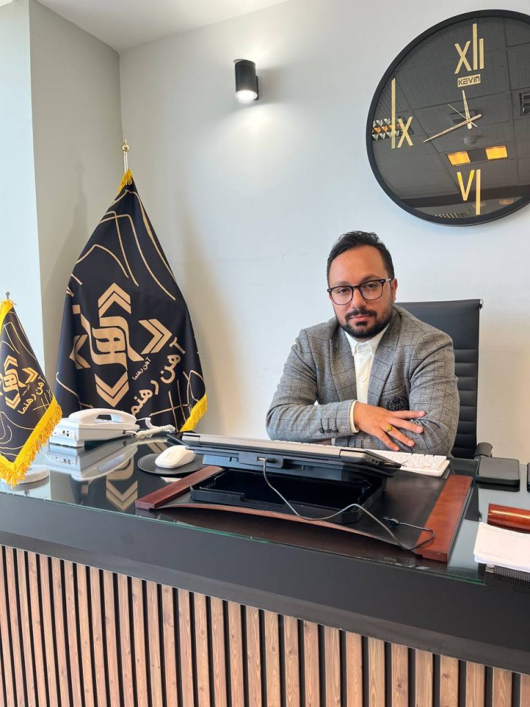 آقای رهنما مدیرعامل مجموعه